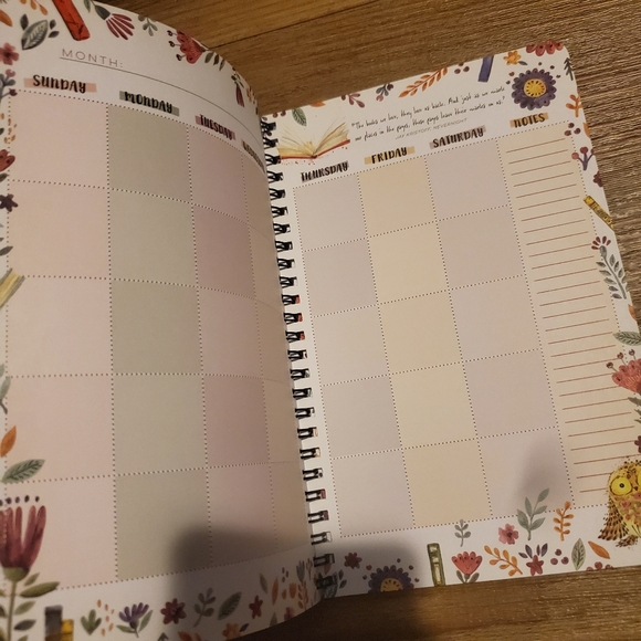 Owlcrate Floral Reading Planner book - Picture 6 of 9